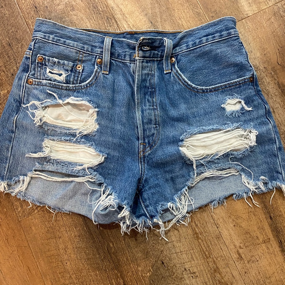 Size 27 levi shorts